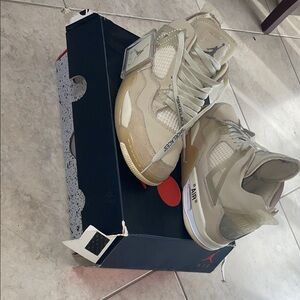 Off-white X Jordan 4
Retro Sailmuslin-white